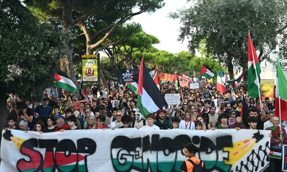 Milhares de pessoas protestam contra ações de Israel em Gaza à margem do Festival de Veneza