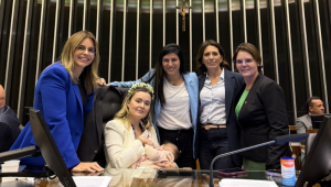 Deputada bolsonarista Julia Zanatta (PL-SC) entrou no plenário da Câmara dos Deputados com a filha de quatro meses no colo