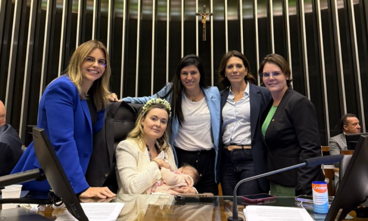 Deputada entra com filha de 4 meses no plenário da Câmara; parlamentar do PT aciona Conselho Tutelar