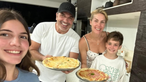 Ana Hickmann presta homenagem a Edu Guedes