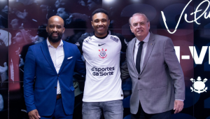 Fabinho Soldado, Vitinho e Osmar Stábile durante apresentação do jogador no CT Joaquim Grava