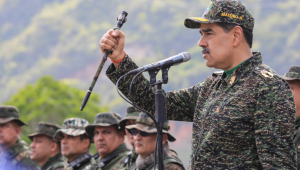 Nicolás Maduro aparece de farda militar ao visitar tropas