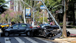 Influenciadores Bia Miranda e Gato Preto sofrem acidente na Avenida Faria Lima, em São Paulo