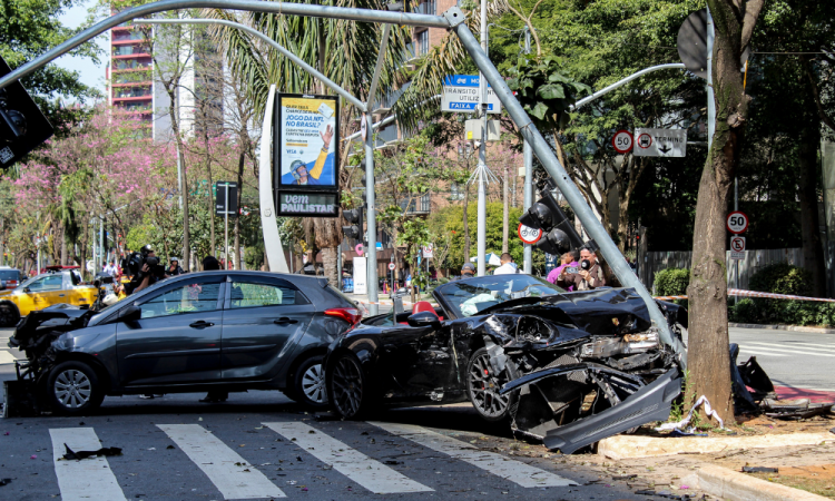 Influenciadores Bia Miranda e Gato Preto sofrem acidente na Avenida Faria Lima, em São Paulo