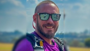 Marcelo Levy Garisio Sartori morreu aos 46 anos, em decorrência de um acidente durante salto de paraquedas em Boituva, em São Paulo