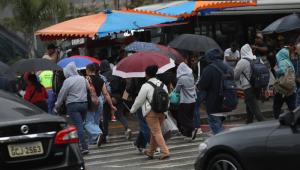 Pedestres enfrentam chuva na Avenida Santo Amaro, próximo ao metrô Brooklin, na zona sul da cidade de São Paulo