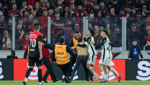 Torcedor invade o gramado durante a partida entre Athletico-PR e Corinthians no estádio Arena da Baixada pela Copa do Brasil