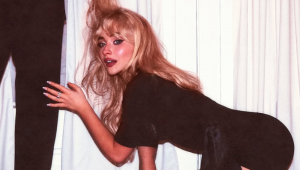 Sabrina Carpenter na capa de seu novo álbum: Man's Best Friend