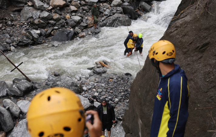 Equipes de resgate em ação após um temporal perto de Harsil, no distrito de Uttarkashi, estado de Uttarakhand, norte da Índia, em 9 de agosto de 2025. A Autoridade de Gestão de Desastres do Estado de Uttarakhand confirmou que mais de 800 pessoas foram resgatadas desde que um forte temporal atingiu a área de Dharali, no distrito de Uttarkashi, em 5 de agosto, provocando enchentes repentinas que devastaram uma vila e deixaram várias pessoas mortas. (Inundações) EFE/EPA/RAJAT GUPTA