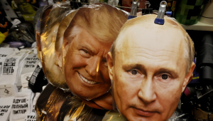 Máscaras com os rostos do presidente dos Estados Unidos, Donald J. Trump (à esq.), e do presidente da Rússia, Vladimir Putin (à dir.), são expostas à venda em um mercado de souvenirs em São Petersburgo