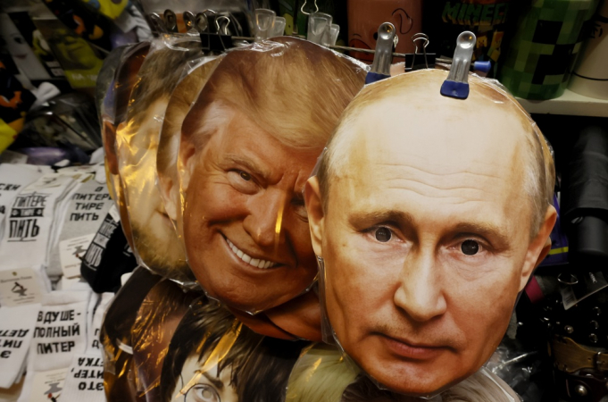 Máscaras com os rostos do presidente dos Estados Unidos, Donald J. Trump (à esq.), e do presidente da Rússia, Vladimir Putin (à dir.), são expostas à venda em um mercado de souvenirs em São Petersburgo