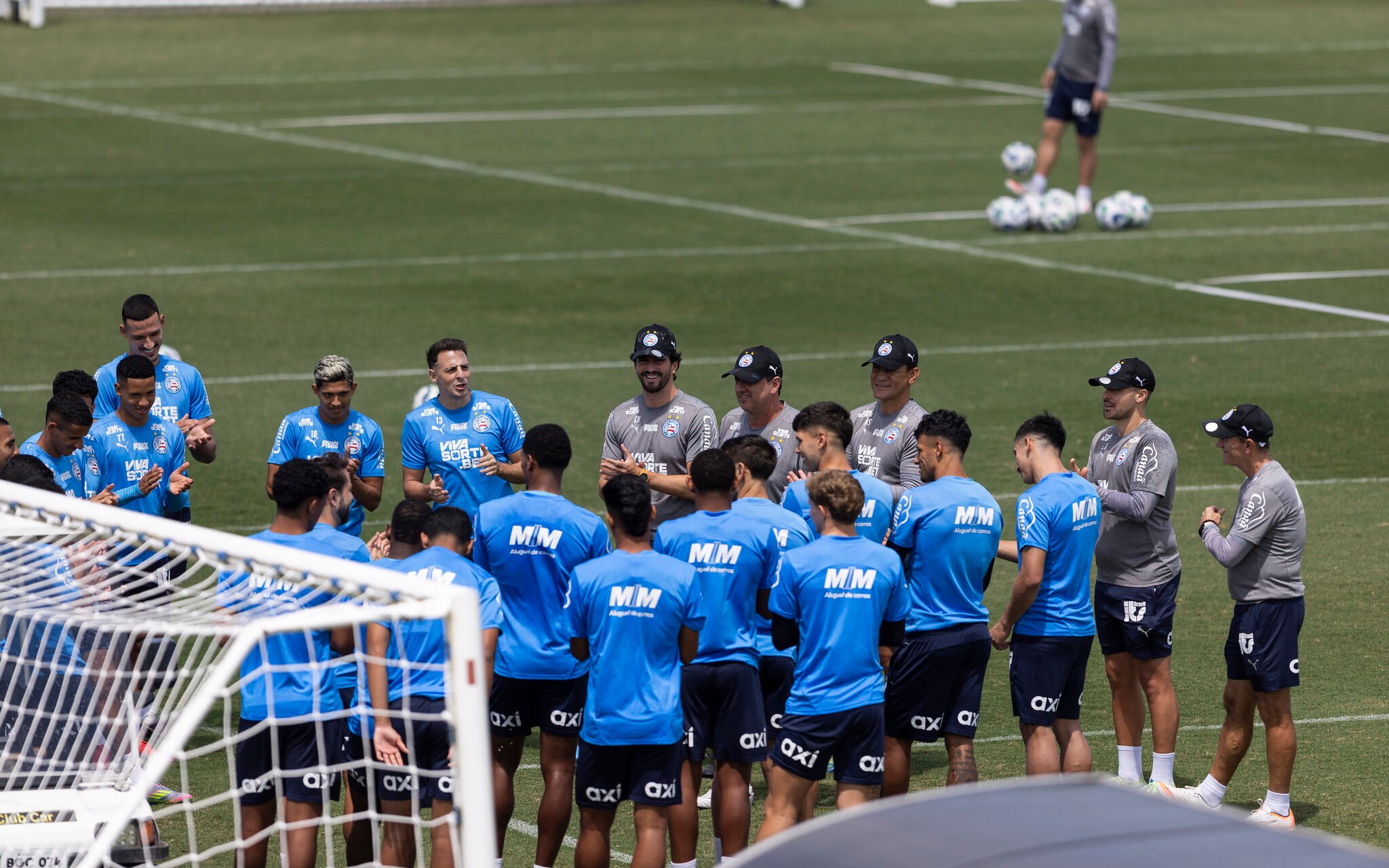 Elenco do Bahia reunido antes de treino 