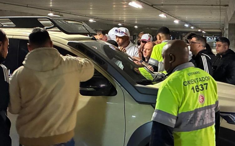 Jogadores do Internacional são alvo de protesto em estacionamento