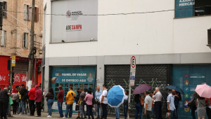 Fila no mutirão de emprego realizado pela Prefeitura de São Paulo no Cate Central da Avenida Rio Branco