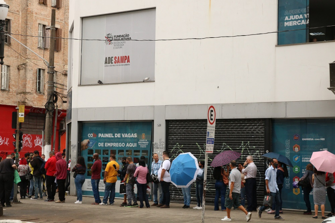 Fila no mutirão de emprego realizado pela Prefeitura de São Paulo no Cate Central da Avenida Rio Branco