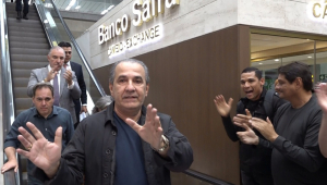 O pastor Silas Malafaia é alvo de mandado de busca e apreensão ao chegar de Lisboa, no Aeroporto do Galeão, no Rio de Janeiro