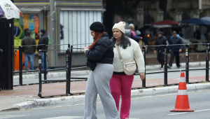 Pedestres se protegem do frio na Avenida Paulista, na região centro-sul de São Paulo