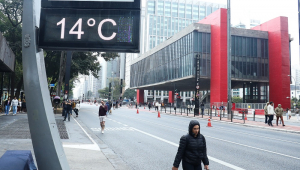 Pedestres se protegem do frio na Avenida Paulista, na região centro-sul de São Paulo