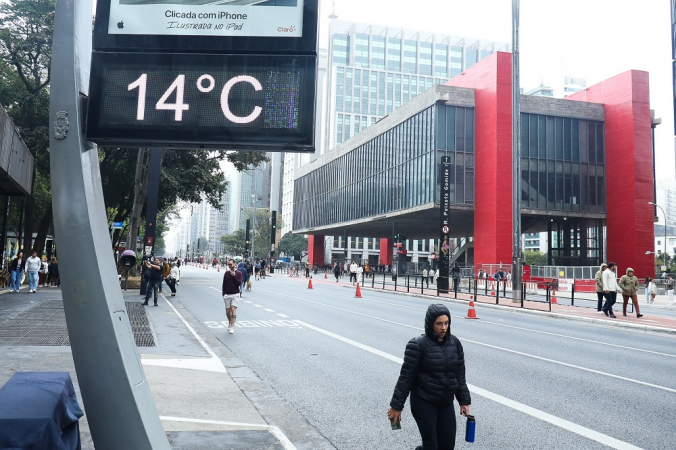 Pedestres se protegem do frio na Avenida Paulista, na região centro-sul de São Paulo