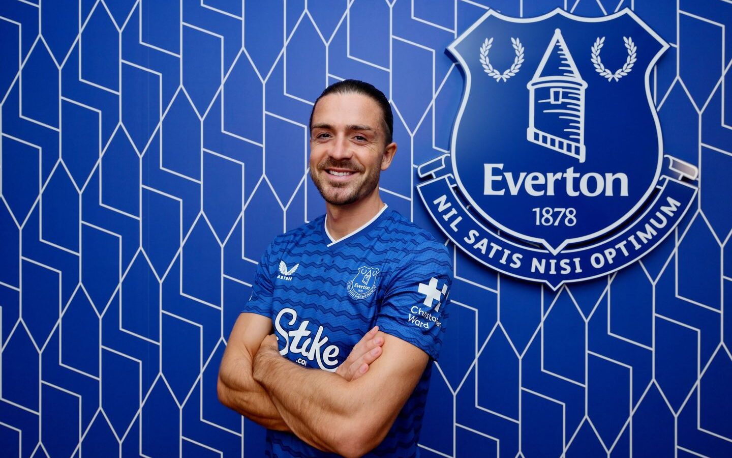 Ex-Manchester City, Jack Grealish posa como novo reforço do Everton na temporada 