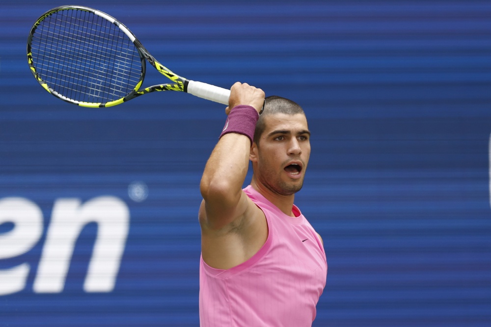 Alcaraz assusta com problema físico, mas avança às oitavas do US Open