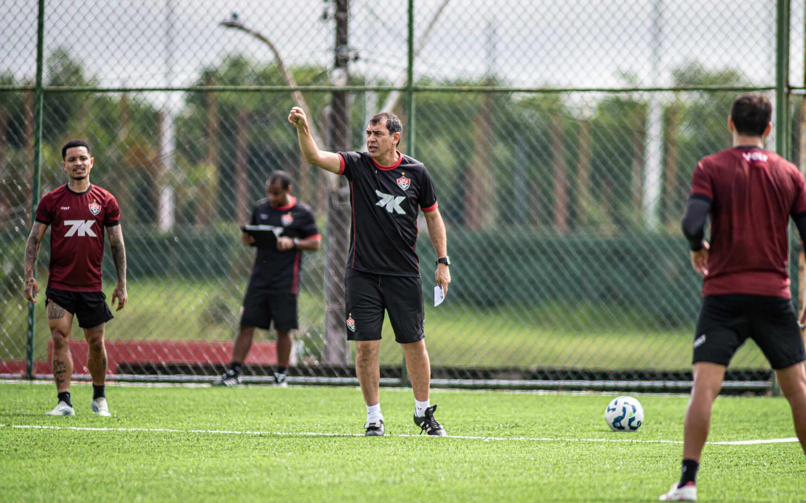 Fábio Carille comanda treino do Vitória no gramado sintético do Barradão 