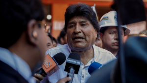 O ex-presidente boliviano Evo Morales discursa após votar neste domingo na seção eleitoral Escuela Villa 14, no município de Villa Tunari, Bolívia. EFE/Rodrigo Sura