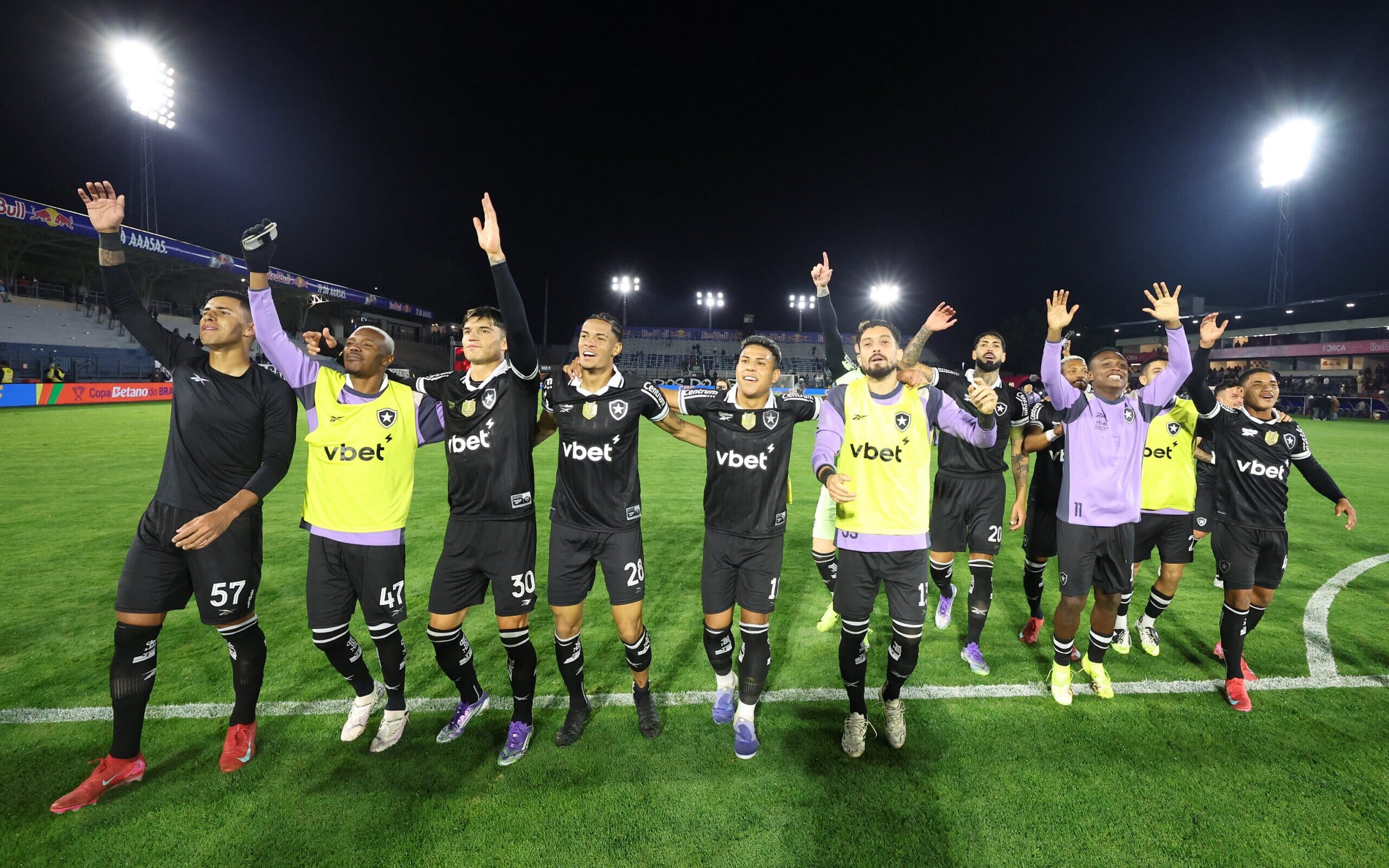 Festa dos jogadores do Botafogo após classificação na Copa do Brasil 
