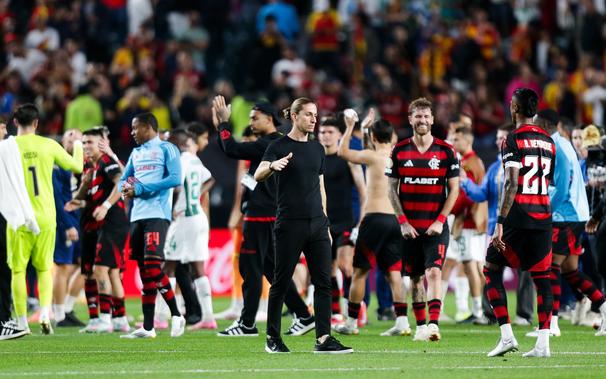 Filipe Luís cumprimenta jogadores do Flamengo após vitória contra o Espérance 