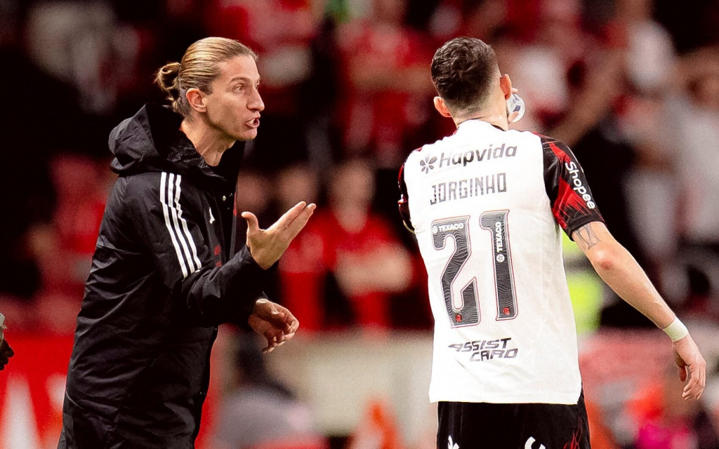 Filipe Luís enaltece classificação do Flamengo na Libertadores e evita comparação com Jorge Jesus