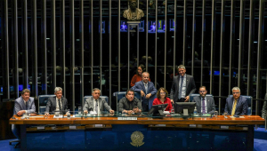Senadores da direita fazem obstrução na mesa do Senado Federal em protesto contra a prisão de ex-presidente Jair Bolsonaro
