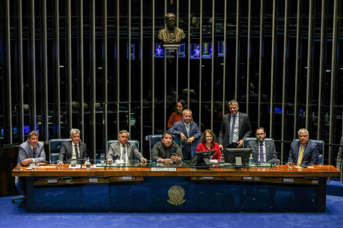 Senadores da direita fazem obstrução na mesa do Senado Federal em protesto contra a prisão de ex-presidente Jair Bolsonaro
