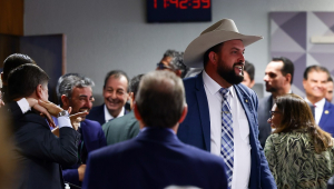 Parlamentares conversam em tom animado durante instalação da CPMI do INSS