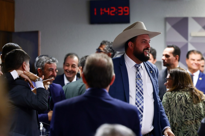 Parlamentares conversam em tom animado durante instalação da CPMI do INSS