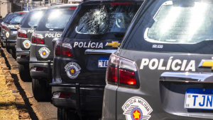 O governador do Estado de São Paulo, Tarcísio de Freitas, e o Secretário de Segurança Guilherme Derrite fazem a entrega de viaturas para as polícias civil e militar