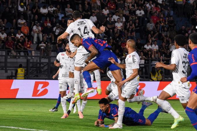 Lance da partida entre Red Bull Bragantino e Santos, em Bragança Paulista