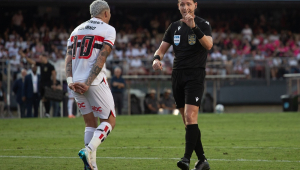 Luciano discute com o árbitro Ramon Abatti Abel durante partida entre São Paulo e Palmeiras