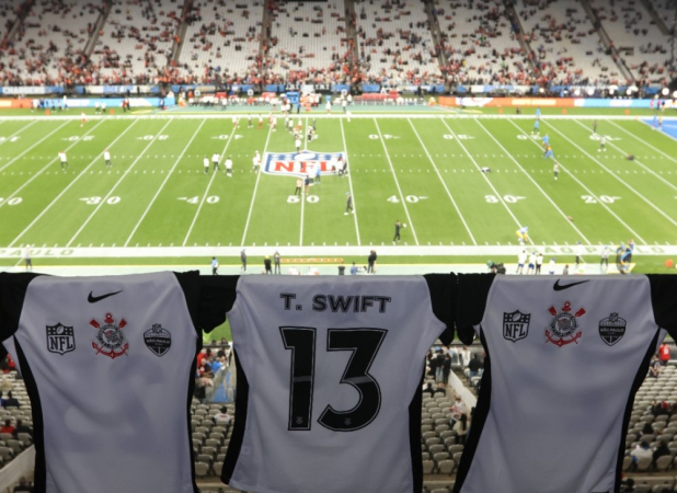 Corinthians homenageou Taylor Swift em camisa e a chamou de "amuleto"