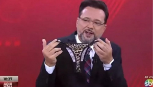 Geraldo Luís choca ao mostrar calcinha em transmissão ao vivo