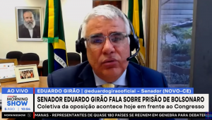 O senador Eduardo Girão, do Novo, fala com a bancada do Morning Show