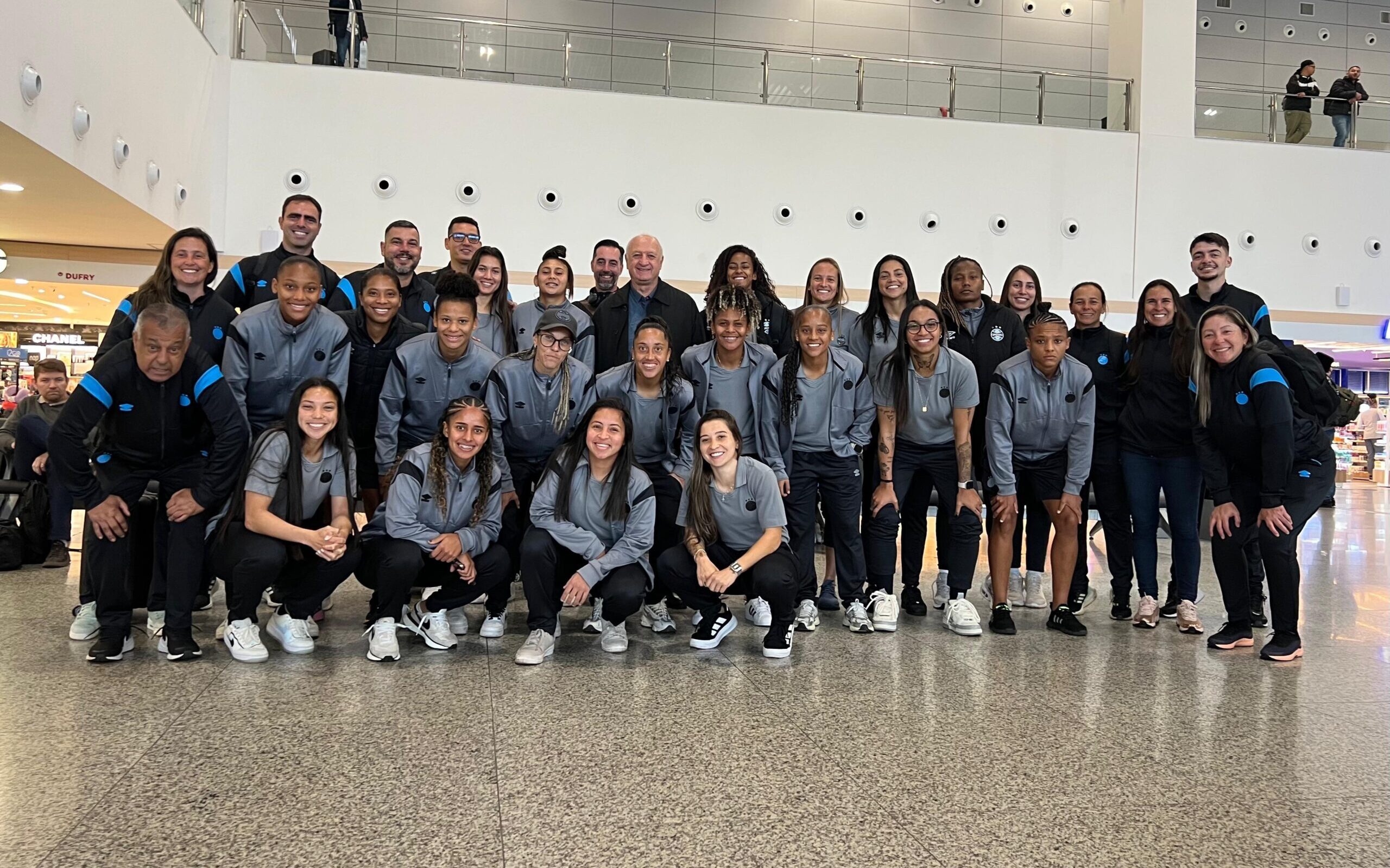 Gurias Gremistas no Aeroporto Salgado Filho, antes do embarque para Salvador. 