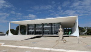 STF retoma sessões após recesso e fará defesa de Moraes