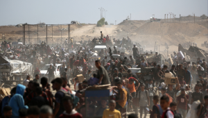 Palestinos deixam um ponto de distribuição de alimentos administrado pela Fundação Humanitária de Gaza (GHF), apoiada pelos EUA e por Israel, com sacolas e paletes de madeira, perto do corredor de Netsarim, no centro da Faixa de Gaza, em 3 de agosto de 2025. Agências humanitárias alertaram que a população de Gaza enfrenta uma fome catastrófica, desencadeada pelas restrições israelenses à ajuda. (Foto de Eyad BABA / AFP)