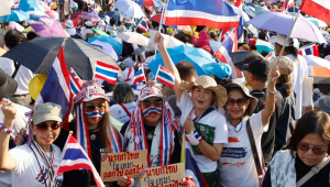 Manifestantes usando acessórios nas cores da bandeira nacional tailandesa e segurando uma placa com os dizeres "Primeiro-ministro tailandês - coração pelo Camboja, saia - saia" durante um protesto no Monumento da Vitória em Bangkok, Tailândia, em 2 de agosto de 2025. Os manifestantes se reuniram para condenar a guerra com o Camboja e exigir a renúncia do primeiro-ministro tailandês, ao mesmo tempo em que demonstravam apoio aos militares tailandeses ao longo da fronteira entre Tailândia e Camboja. (Protestas, Camboja, Tailândia) EFE/EPA/NARONG SANGNAK