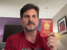 Senador Marcos do Val (Podemos-ES) mostra passaportes durante live - Marcos do Val/Youtube