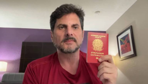 Senador Marcos do Val (Podemos-ES) mostra passaportes durante live - Marcos do Val/Youtube