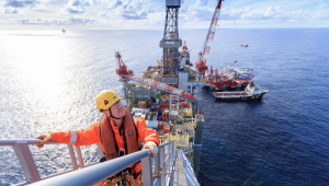 Uma foto de divulgação tirada em 10 de março de 2018, divulgada pela BP e recebida em Londres em 22 de novembro de 2018, mostra um operário a bordo de uma plataforma de petróleo no campo petrolífero de Clair Ridge, no Mar do Norte, a 72 quilômetros da costa da Escócia. A BP (anteriormente conhecida como British Petroleum) anunciou na sexta-feira o lançamento de uma segunda fase de exploração no campo de Clair, no Mar do Norte Britânico, com uma produção prevista de 120.000 barris por dia. (Foto de Stuart Conway/BP/AFP)