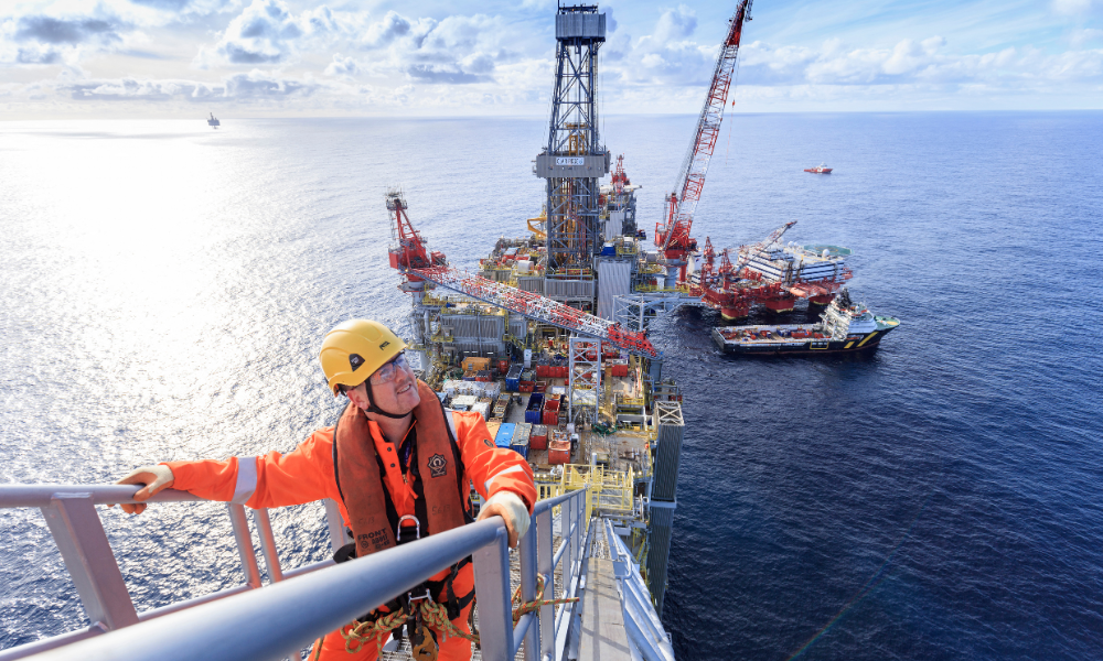 Uma foto de divulgação tirada em 10 de março de 2018, divulgada pela BP e recebida em Londres em 22 de novembro de 2018, mostra um operário a bordo de uma plataforma de petróleo no campo petrolífero de Clair Ridge, no Mar do Norte, a 72 quilômetros da costa da Escócia. A BP (anteriormente conhecida como British Petroleum) anunciou na sexta-feira o lançamento de uma segunda fase de exploração no campo de Clair, no Mar do Norte Britânico, com uma produção prevista de 120.000 barris por dia. (Foto de Stuart Conway/BP/AFP)