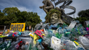 Uma obra de arte do artista, ativista e fotógrafo canadense Benjamin Von Wong, intitulada "The Thinker's Burden" (O Fardo do Pensador), uma releitura escultural de 6 metros de altura do icônico "Pensador" de Rodin, que está sendo criada para as negociações do Tratado sobre Plásticos, é vista em frente aos Escritórios das Nações Unidas em Genebra, em 4 de agosto de 2025. Os negociadores tentarão novamente chegar a um pacto global sobre a poluição plástica nas negociações que começam de 5 a 14 de agosto de 2025 em Genebra, mas enfrentam profundas divisões sobre como lidar com os riscos à saúde e ao meio ambiente. (Foto de Fabrice COFFRINI / AFP) / USO RESTRITO AO EDITORIAL - MENÇÃO OBRIGATÓRIA DO ARTISTA NO MOMENTO DA PUBLICAÇÃO - PARA ILUSTRAÇÃO DO EVENTO, CONFORME ESPECIFICADO NA LEGENDA