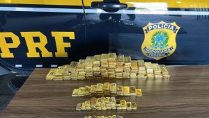 Mais de 100 barras de ouro maciço, totalizando 103 kg, foram encontrados dentro de uma picape. Foto: PRF/Divulgação